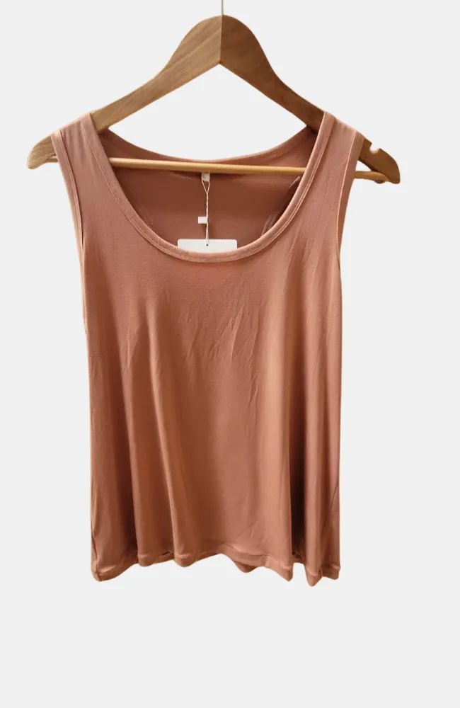 Samples: Assorted Sleeveless Tops & Camis (Large)